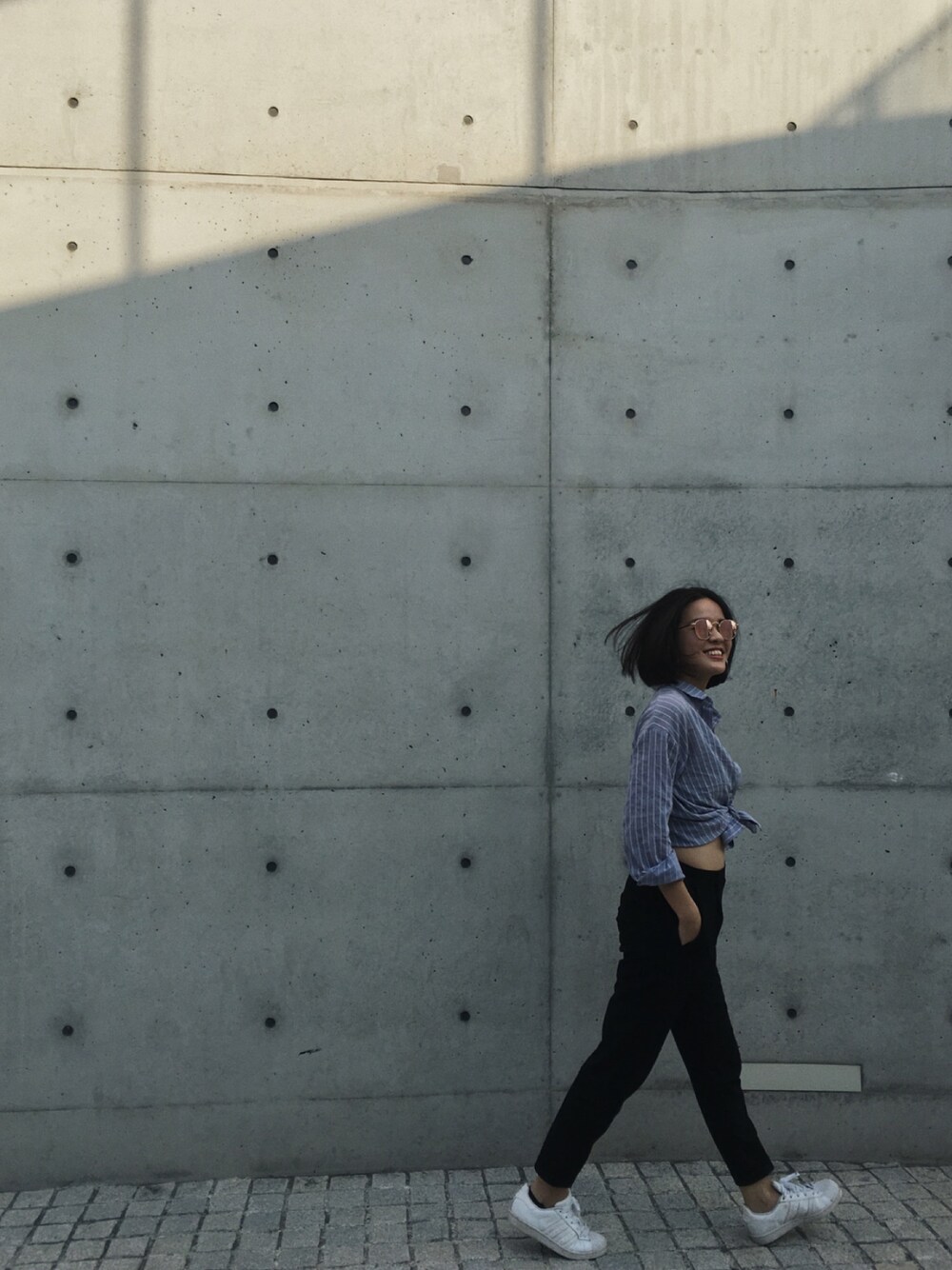 「Sunnyday、shadow」｜「Bershkaのアイテム（その他パンツ、ブラック系）」を使った、Jacelyn さん（レディース・168cm）の春コーディネートの1枚目の写真