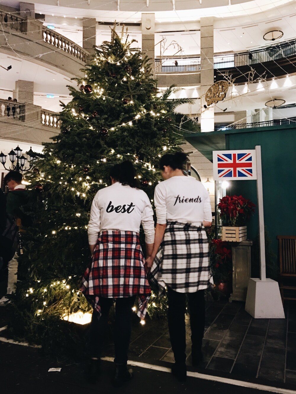「Bff、sister、Merry Christmas、ootd、STYLE、streetstyle、black、red、girl、winter」｜「UNIQLOのアイテム（シャツ/ブラウス、ブラック系）」を使った、Jacelyn さん（レディース・168cm）の春コーディネートの1枚目の写真