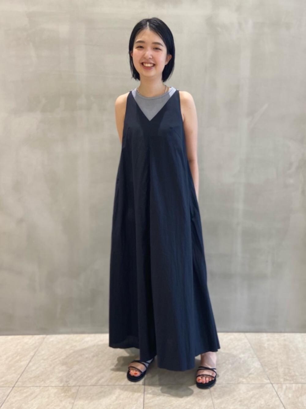 ブルー系のタンクトップ、ブラック系のサンダル、シルバー系のネックレスを着用したレディースの夏コーディネートの1枚目の写真