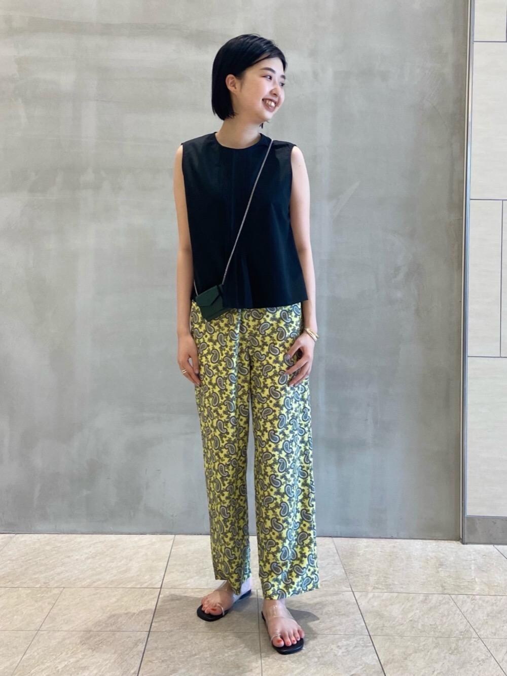 ブラック系のサンダル、ブラック系のシャツ/ブラウス、イエロー系のその他パンツを着用したレディースの夏コーディネートの1枚目の写真