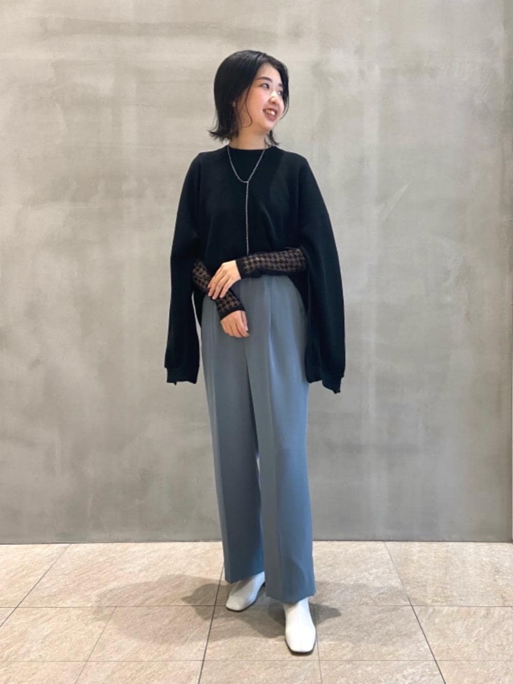 ブラック系のニット/セーター、ブルー系のその他パンツ、ブラック系のTシャツ/カットソーを着用したレディースの夏コーディネートの1枚目の写真