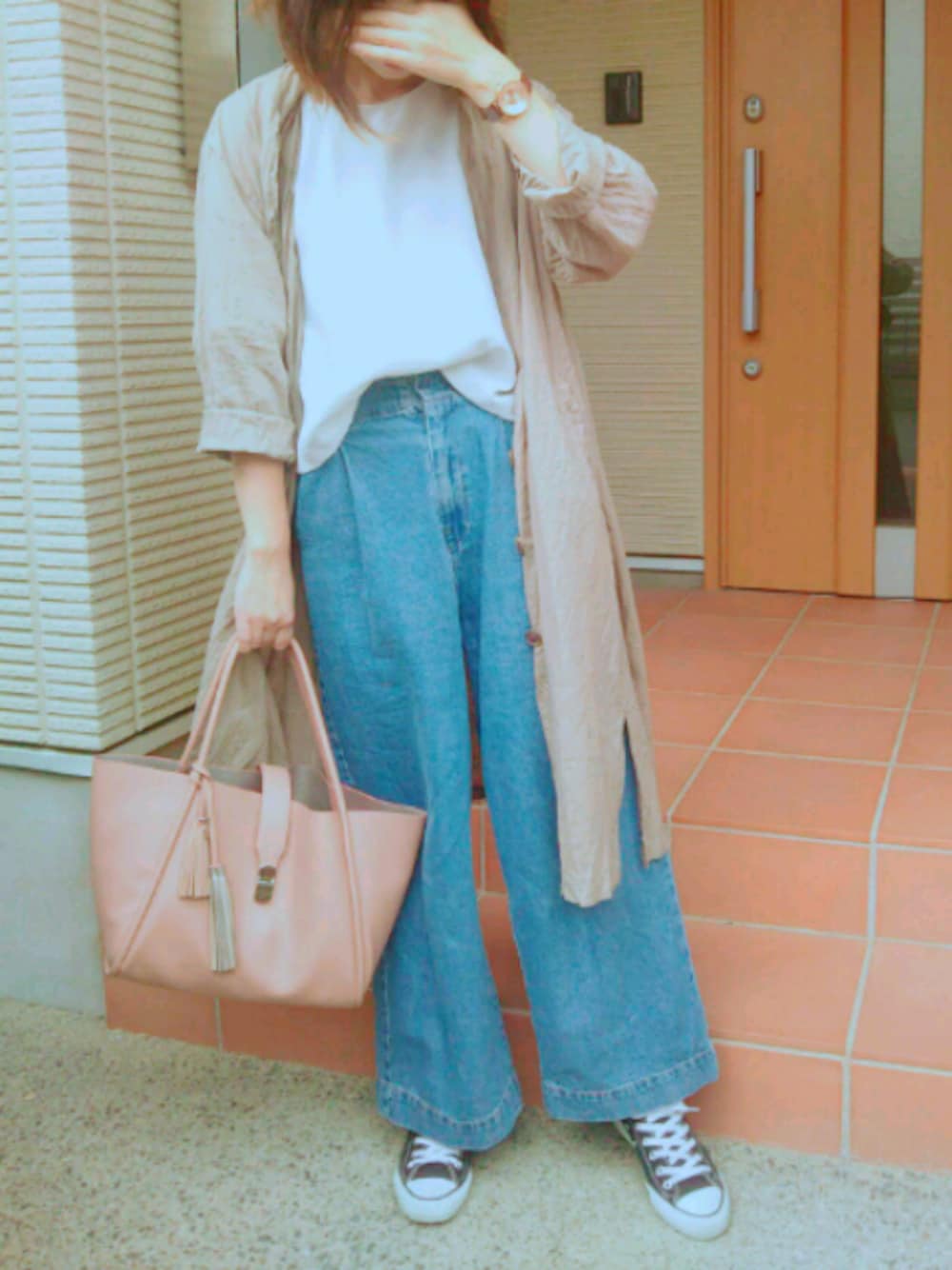 「春コーデ、カジュアル、スニーカーコーデ、デニムパンツ、ゆるコーデ、おしゃれさんと繋がりたい、ワイドパンツ、ハイウエスト、白Tシャツ、ママコーデ」｜「CONVERSEのconverse（コンバース） ALL STAR OX（オールスターOX）（スニーカー、ブラック系）」を使った、SHIHO__94さん（レディース・162cm）の春コーディネートの1枚目の写真