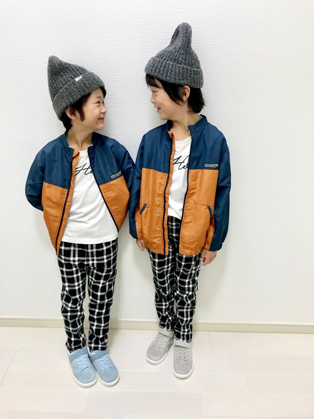 「キッズコーデ、男の子コーデ、プチプラコーデ、秋のコーデ、むすこーで、チェック」｜「BREEZEの切替ウィンドブレーカー（ナイロンジャケット、ブルー系）」を使った、nukoさん（キッズ・122cm）の秋コーディネートの1枚目の写真