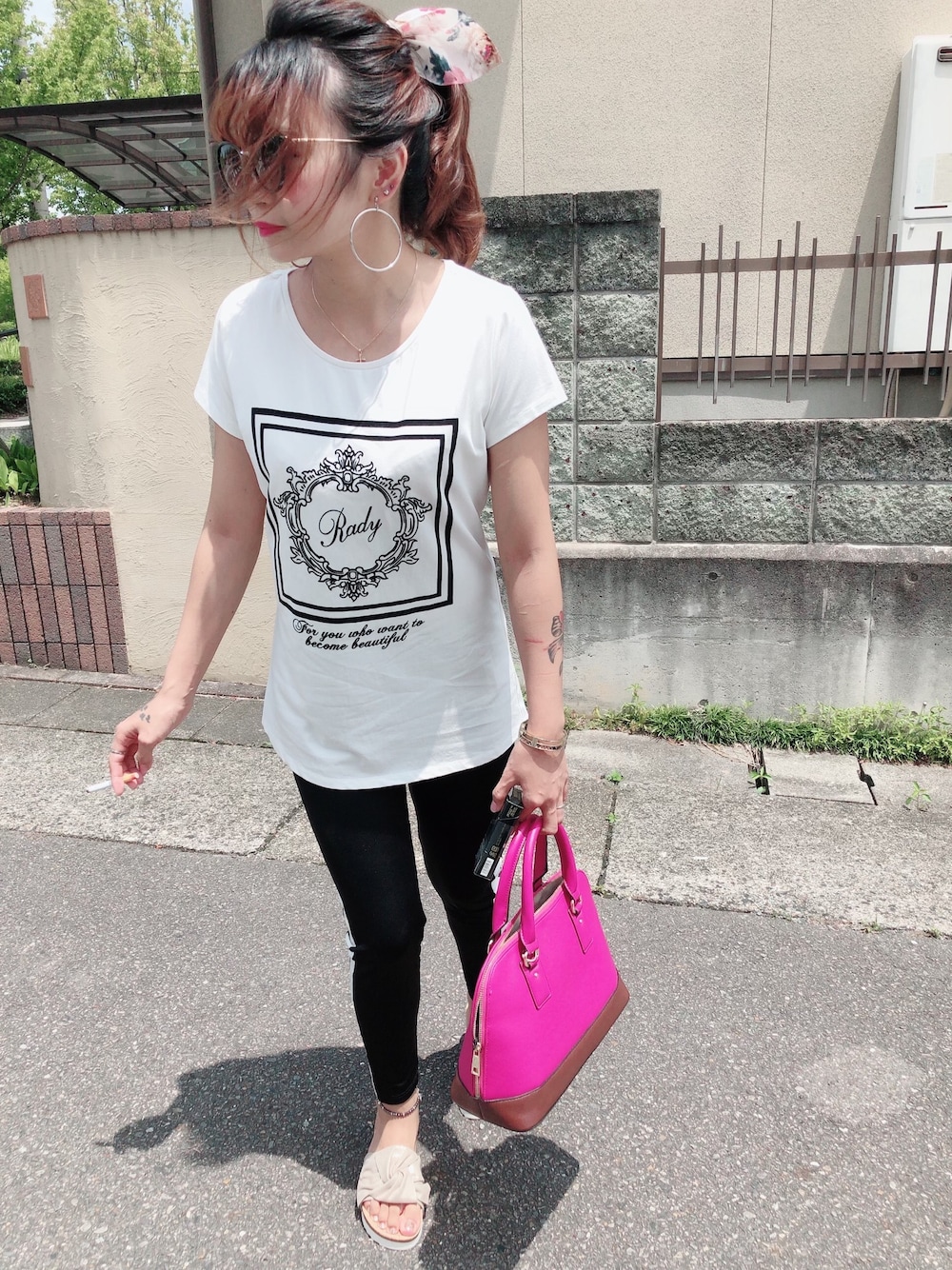 ホワイト系のTシャツ/カットソー、ピンク系のバッグ、ゴールド系のサンダルを着用したレディースの秋コーディネートの1枚目の写真