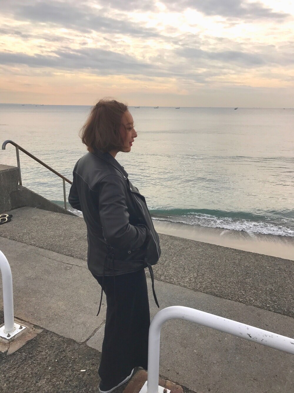 「ママコーデ、ママファッション、マウジー、moussy、ライダース、編み上げ」｜「MOUSSYのOVERSIZED BIKER JACKET（その他アウター、ブラック系）」を使った、ANNAさん（レディース・156cm）の冬コーディネートの1枚目の写真