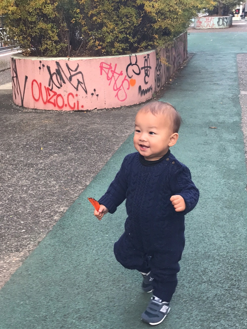 「シンプルコーデ、冬、ニット、オールインワン、スニーカー、ニューバランス、GAP、GAPbaby、ケーブルニット」｜「babyGAPのアイテム（つなぎ/オールインワン、ブルー系）」を使った、ANNAさん（レディース・156cm）の冬コーディネートの1枚目の写真