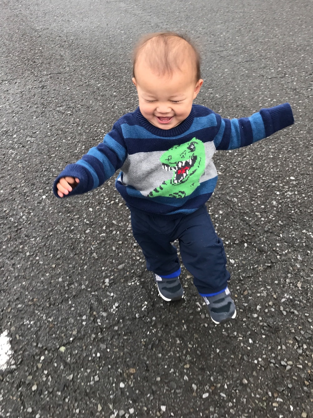 「カジュアルコーデ、冬、ネイビー、babygap、GAP、ユニクロ、ユニクロキッズ、恐竜」｜「babyGAPのアイテム（ニット/セーター、ブルー系）」を使った、ANNAさん（レディース・156cm）の冬コーディネートの1枚目の写真
