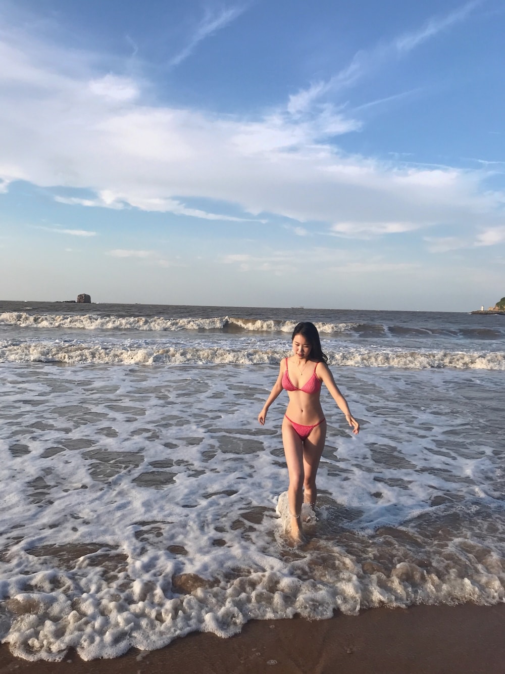 ピンク系の水着を着用したレディースの冬コーディネートの1枚目の写真