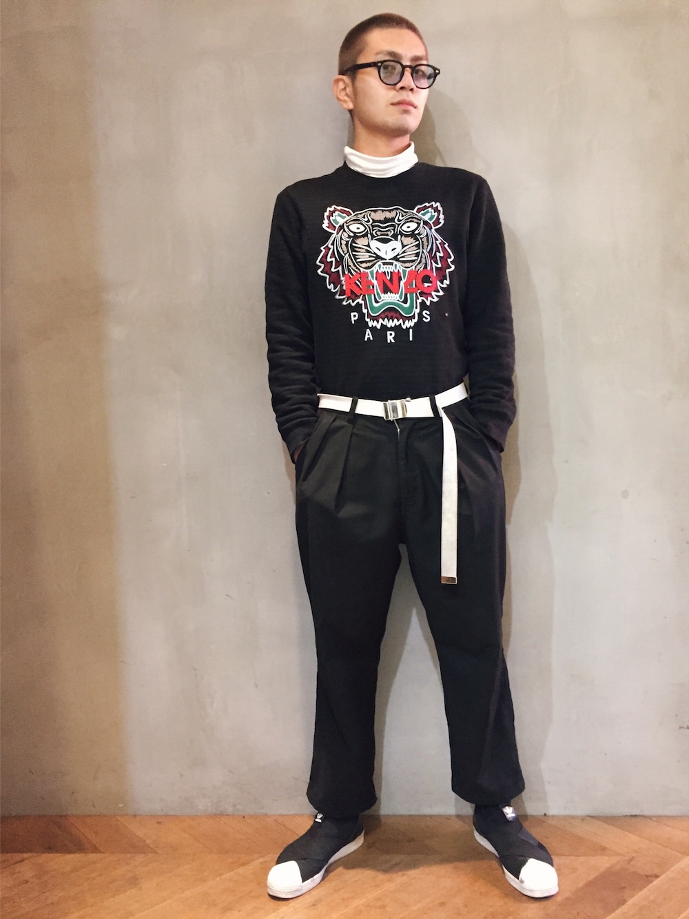 「ださかっこいい、ブラック、くろ、KENZO、坊主、ユニクロ」｜「KENZOのアイテム（スウェット、ブラック系）」を使った、masataka satoさん（メンズ・178cm）の春コーディネートの1枚目の写真