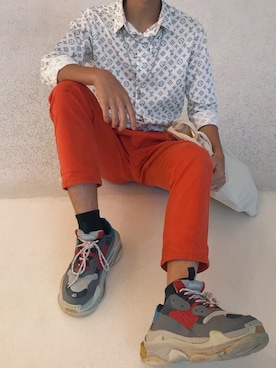 「アイテム（チノパンツ、オレンジ系）」を使った、向冠瑜さん（メンズ・168cm）の夏コーディネート