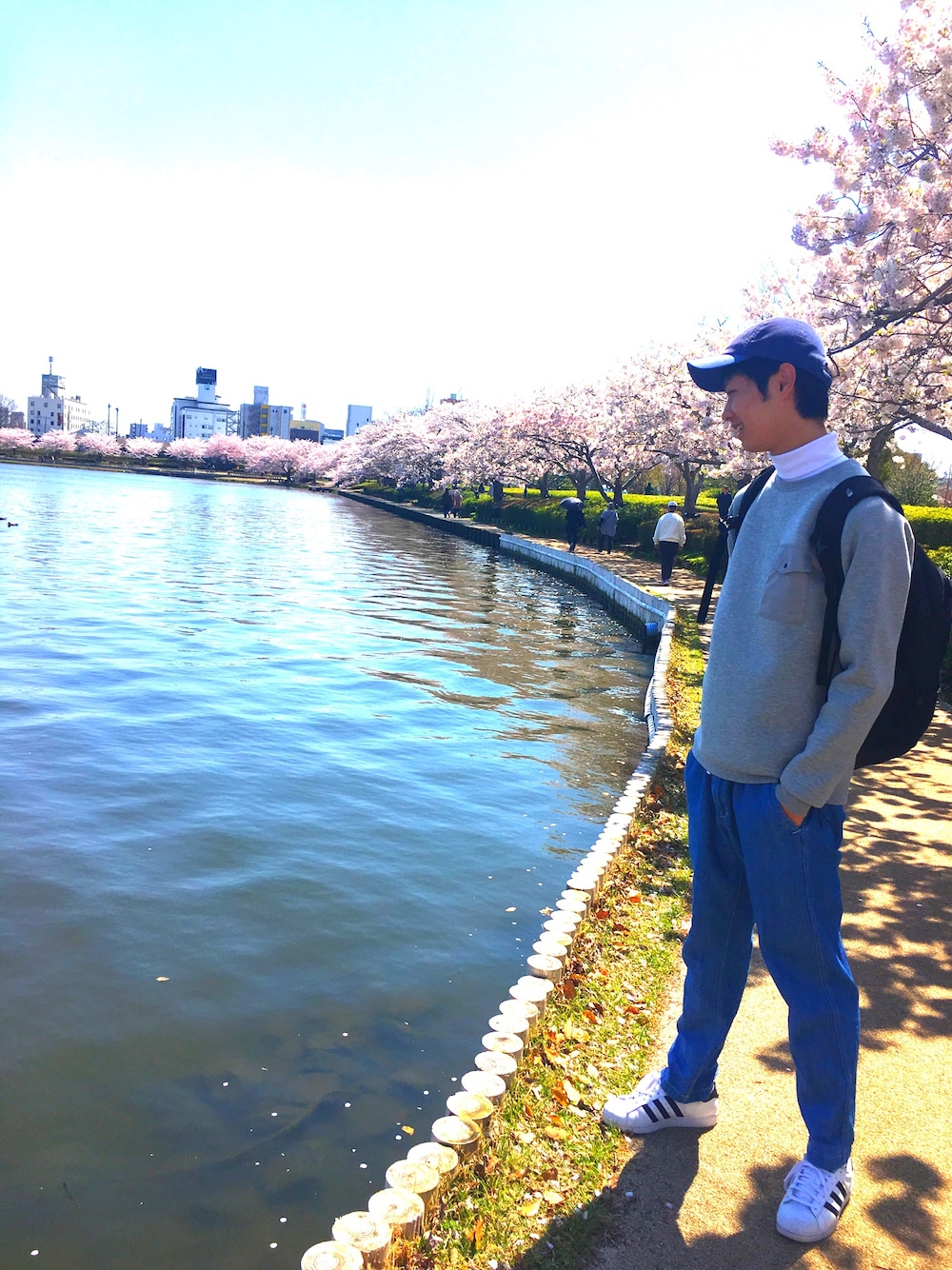 「水戸、千波湖、花見、あひる、お金ない、これから東京帰る」｜「niko and...の<NUMERALS>無地ボンディングプルオーバー（スウェット、グレー系）」を使った、yutaさん（メンズ・183cm）の春コーディネートの1枚目の写真