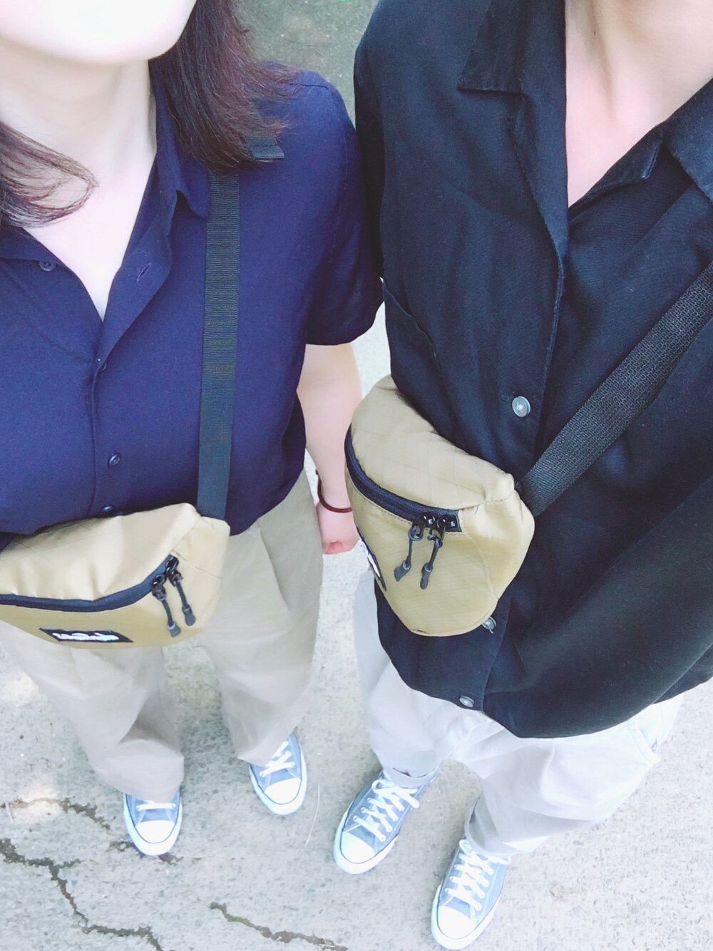「横浜、シンプルコーデ、シミラールック、ワイルドシングス、オープンカラーシャツ、黒、おしゃれさんと繋がりたい、開襟シャツ」｜「UNIQLOのオープンカラーシャツ（半袖）（シャツ/ブラウス、ブラック系）」を使った、yutaさん（メンズ・180cm）の春コーディネートの1枚目の写真
