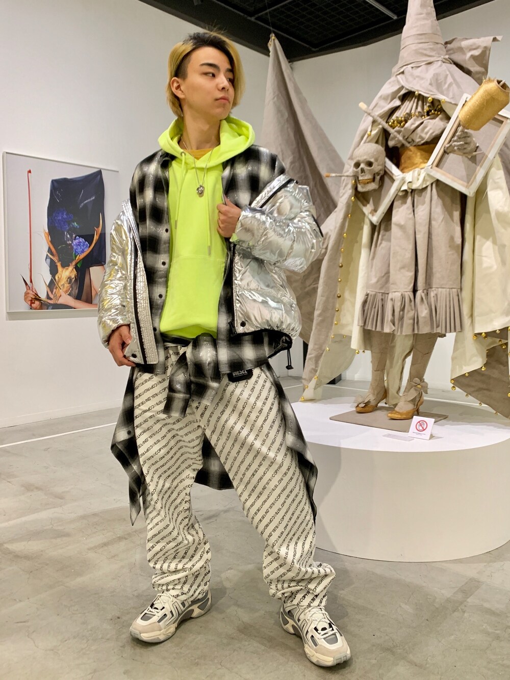 「Diesel、カジュアル、スニーカー、デニム、ストリート、スタッフセンバツ、ダウンジャケット、パーカー、冬コーデ、オーバーサイズ」｜「DIESELのメンズ メタリックシルバー ダウン ジャケット（ダウンジャケット/コート、シルバー系）」を使った、Katsumiさん（メンズ・173cm）の秋コーディネートの1枚目の写真