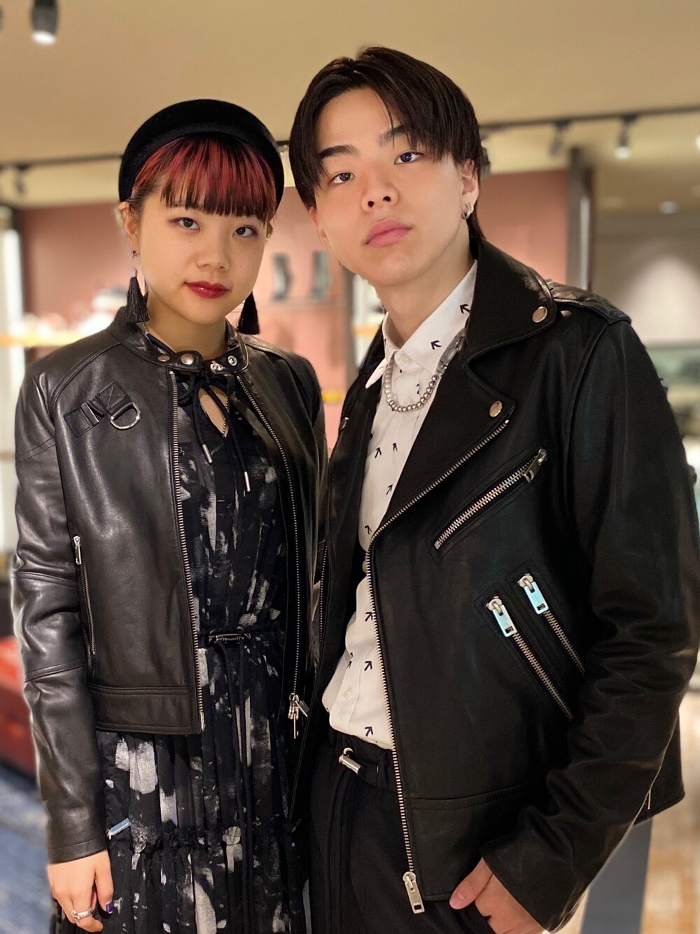 「Diesel、秋コーデ、冬、レザージャケット、大人コーデ、ペアルック、シャツスタイル、キレイめ、スラックス、ワンピース」｜「DIESELのメンズ シャツ アローグラフィック（シャツ/ブラウス、ホワイト系）」を使った、Katsumiさん（メンズ・173cm）の秋コーディネートの1枚目の写真