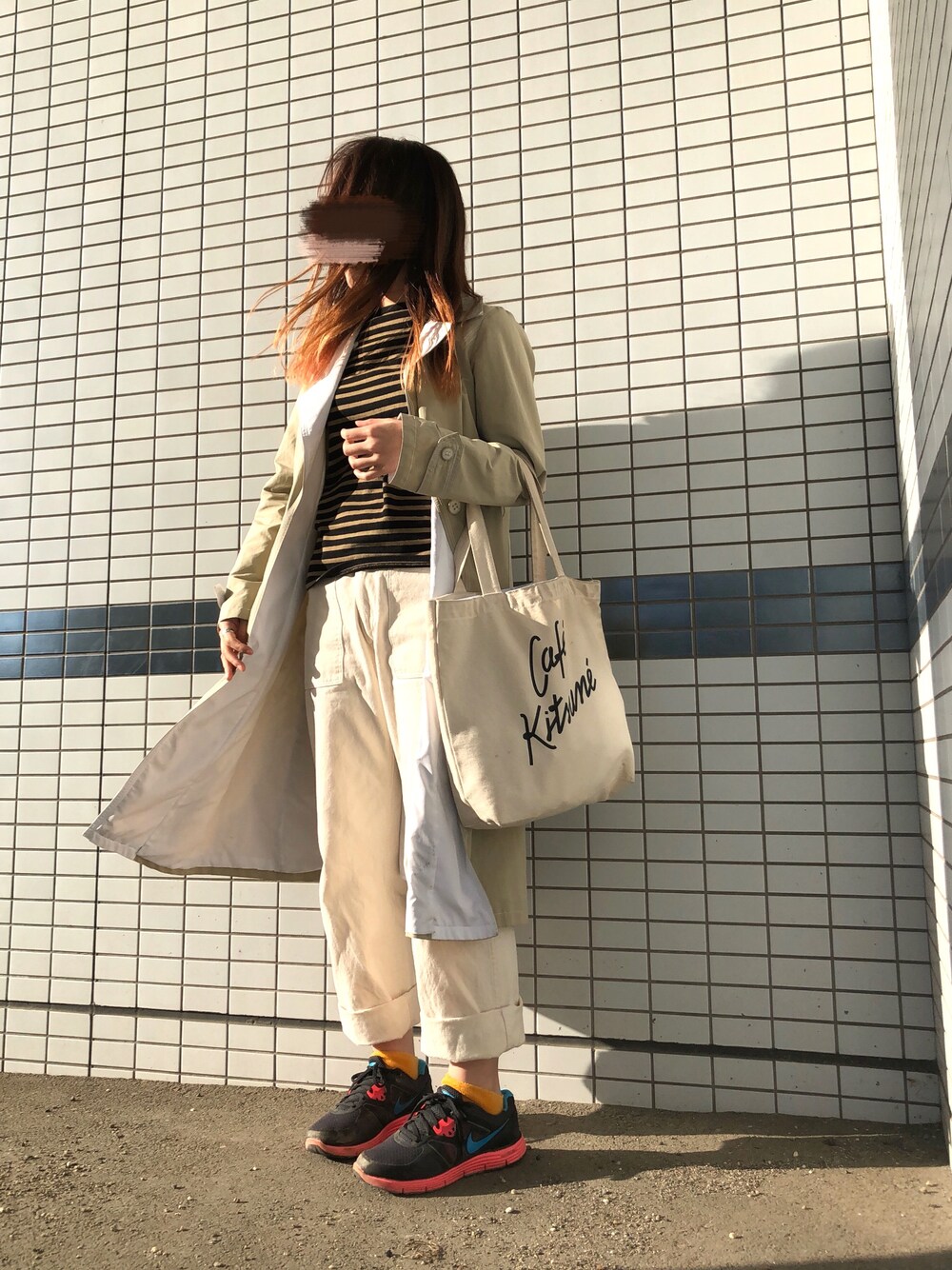 「カジュアル、パンツスタイル、シンプルコーデ、ボーダー、おしゃれさんと繋がりたい」｜「Maison Kitsuneのアイテム（トートバッグ、ベージュ系）」を使った、mnk6さん（レディース・162cm）の春コーディネートの1枚目の写真