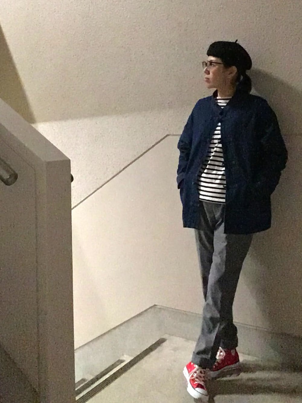 「カジュアル、パンツスタイル、プチプラ、デニムジャケット、センタープレスパンツ、ベレー帽、トリコロール、チャイナシャツ、ボーダー、コンバース ハイカット」｜「no brandのアイテム（ハンチング/ベレー帽、ブラック系）」を使った、Azさん（レディース・153cm）の冬コーディネートの1枚目の写真