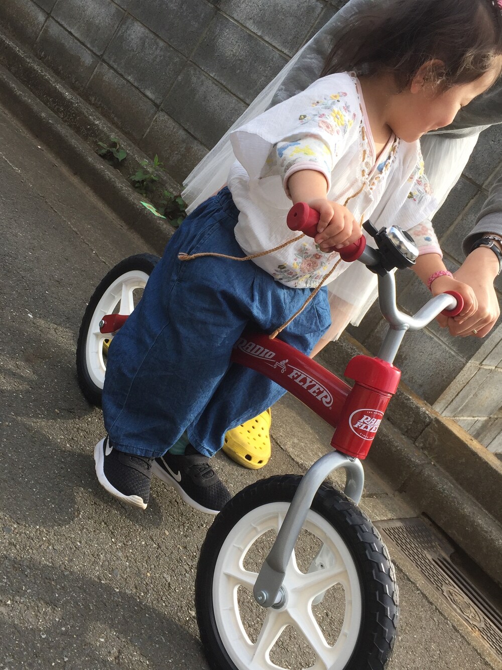 ブルー系のその他パンツ、ブラック系のスニーカー、ホワイト系のシャツ/ブラウスを着用したキッズの夏コーディネートの1枚目の写真