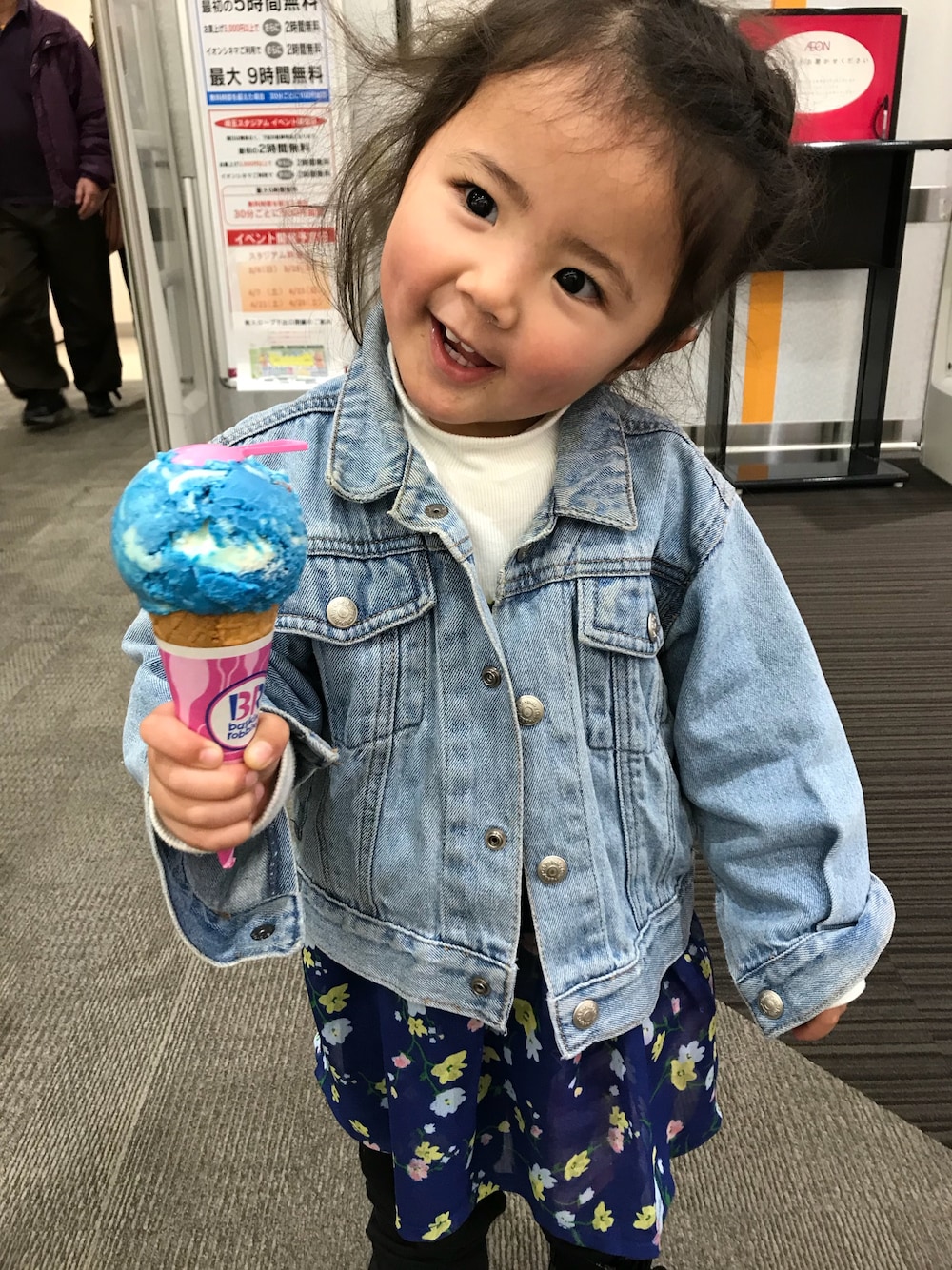 「アイスクリーム、タートルネック、花柄ビスチェ、ビスチェ×デニム、キッズ」｜「GAPのアイテム（デニムジャケット、ブルー系）」を使った、なぁりぃ☻さん（キッズ・80cm）の秋コーディネートの1枚目の写真