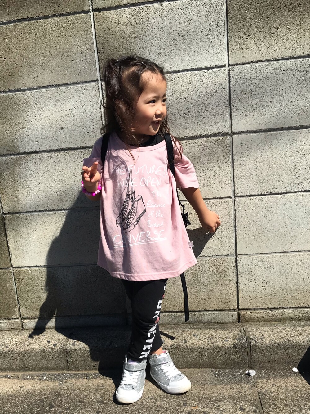 「シンプルコーデ、おんなのこ、kids、キッズコーデ、コンバース、おしゃれさんと繋がりたい、ハイカットスニーカー、H&M、H&Mキッズ」｜「CONVERSEのアイテム（Tシャツ/カットソー、ピンク系）」を使った、なぁりぃ☻さん（キッズ・90cm）の秋コーディネートの1枚目の写真