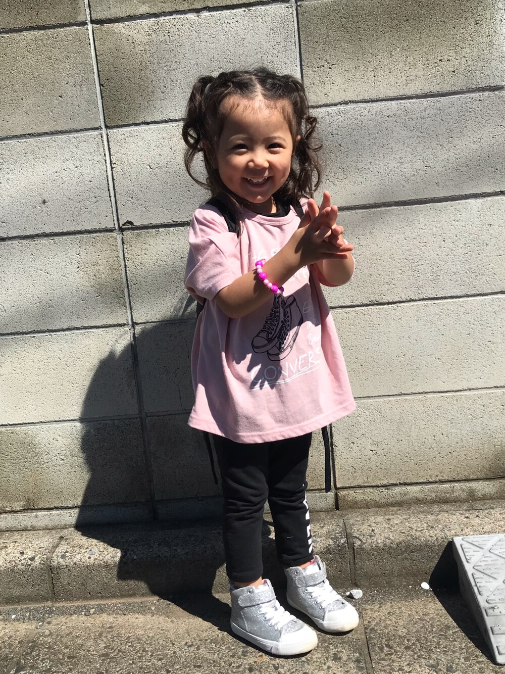 「おしゃれさんと繋がりたい、シンプルコーデ、秋冬コーデ、おんなのこ、kids、キッズファッション、キッズコーデ、H&M」｜「CONVERSEのアイテム（Tシャツ/カットソー、ピンク系）」を使った、なぁりぃ☻さん（キッズ・90cm）の秋コーディネートの1枚目の写真