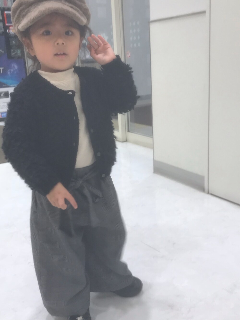 「チャオパニックティピー(CIAOPANIC TYPY)、チャオパニック、女の子、キッズファッション、カジュアルコーデ、グレンチェック、ワイドパンツ、もこもこ、キャスケット」｜「petit mainのすずらん柄キャミソールワンピース＆テレコベーシック長袖Tシャツセット（ワンピース、ブラック系）」を使った、なぁりぃ☻さん（キッズ・90cm）の冬コーディネートの1枚目の写真