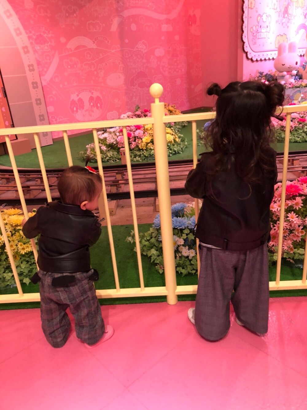 「キッズファッション、女の子、ライダース、グレンチェック、ワイドパンツ、1歳、3歳、姉妹コーデ、おそろいコーデ」｜「petit mainのベーシックライダースジャケット（ライダースジャケット、ブラック系）」を使った、なぁりぃ☻さん（キッズ・90cm）の冬コーディネートの1枚目の写真