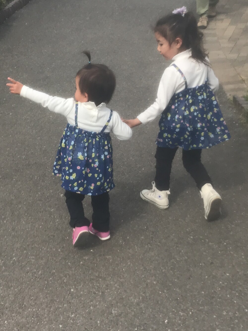 「ラブアンドピース2019、シンプルコーデ、ワンピース、姉妹オソロ」｜「トップバリュのアイテム（ワンピース、ブルー系）」を使った、なぁりぃ☻さん（キッズ・80cm）の秋コーディネートの1枚目の写真