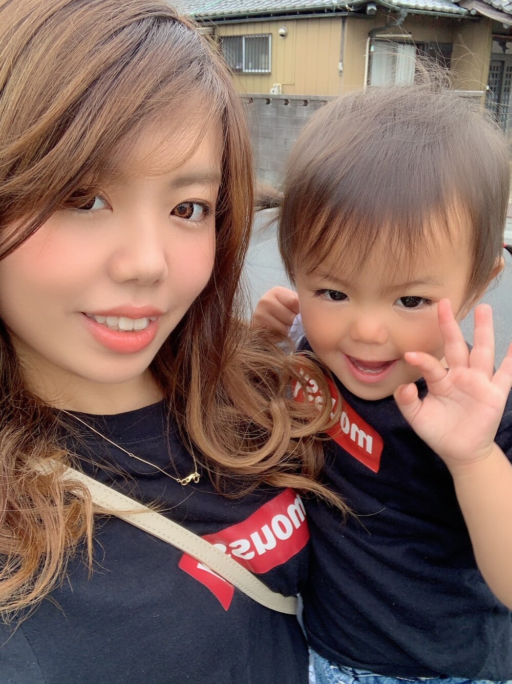「キッズコーデ、こどもコーデ、女の子コーデ、ママコーデ、ママ＆娘、おそろコーデ、お揃い、Tシャツ、moussy、ロゴT」｜「MOUSSYのearly moussy TSJ（Tシャツ/カットソー、ブラック系）」を使った、なぁりぃ☻さん（キッズ・153cm）の春コーディネートの1枚目の写真