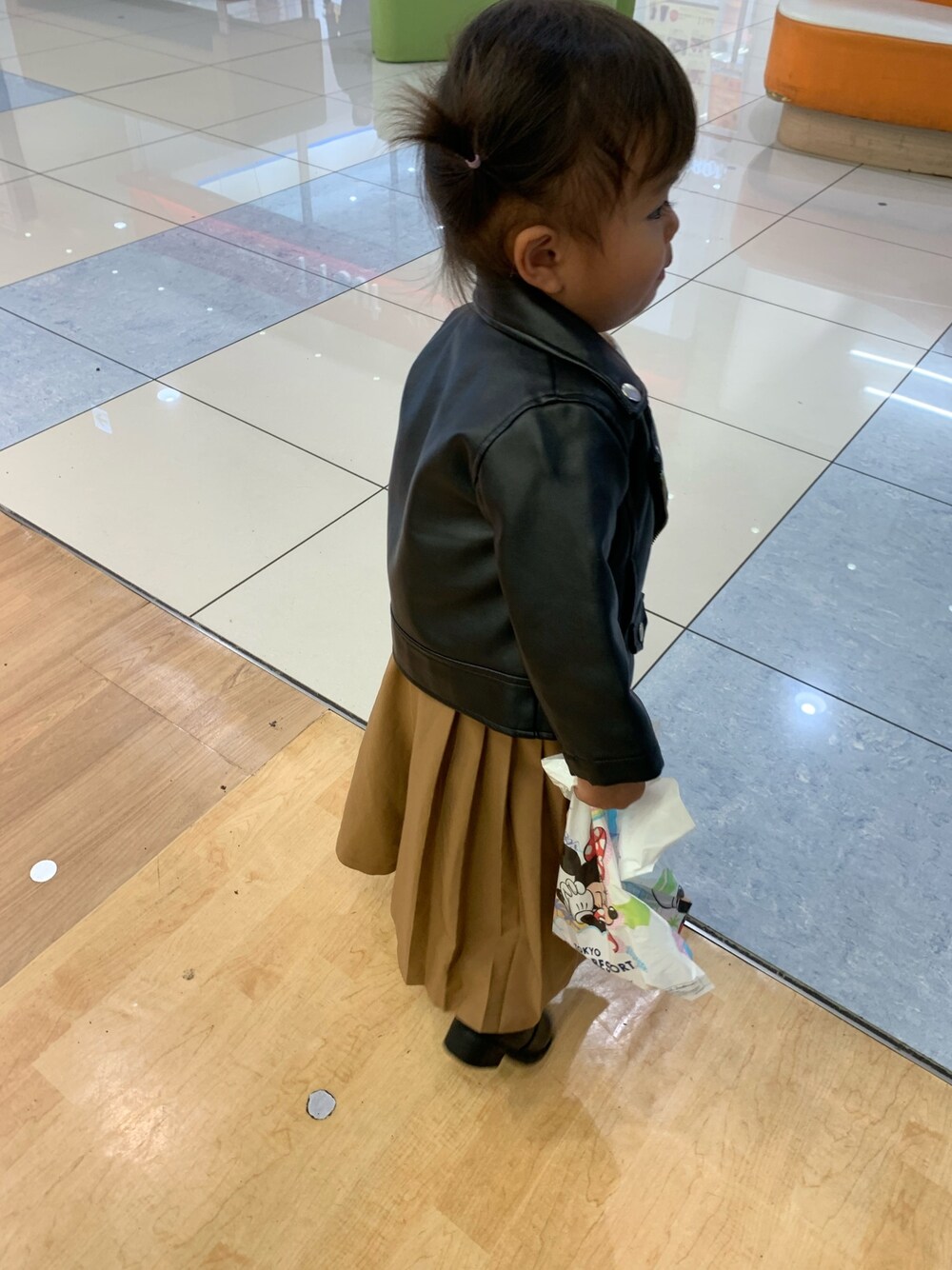 「ライダース、キッズコーデ、1歳、ブーツ、プリーツスカート、ベージュコーデ、オトナ女子」｜「petit mainのベーシックライダースジャケット（ライダースジャケット、ブラック系）」を使った、なぁりぃ☻さん（キッズ・90cm）の春コーディネートの1枚目の写真