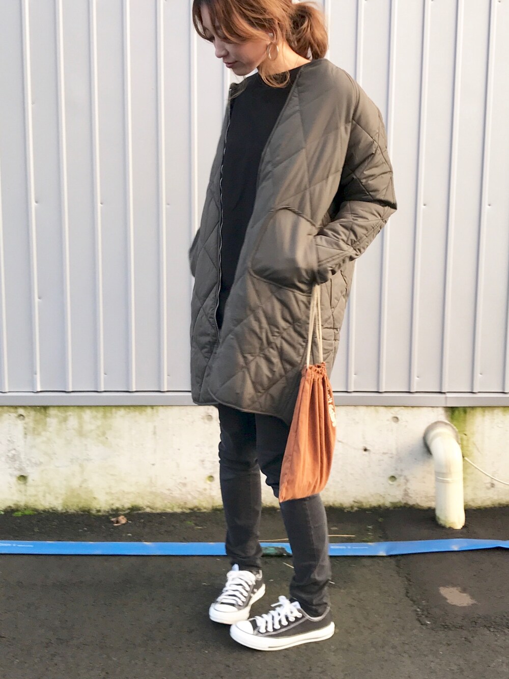 グリーン系のジャケット/アウターを着用したレディースの秋コーディネートの1枚目の写真