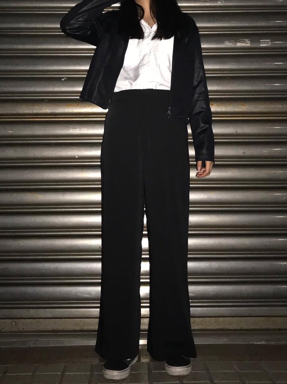 「NETのアイテム（スラックス、ブラック系）」を使った、黃慧珍さん（レディース・162cm）の冬コーディネートの1枚目の写真