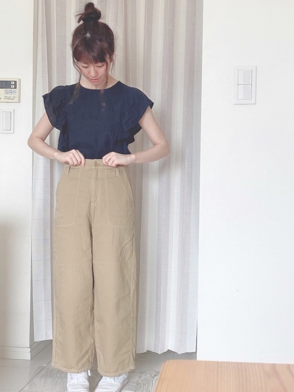 ブラック系のシャツ/ブラウス、ベージュ系のその他パンツを着用したレディースの夏コーディネートの1枚目の写真