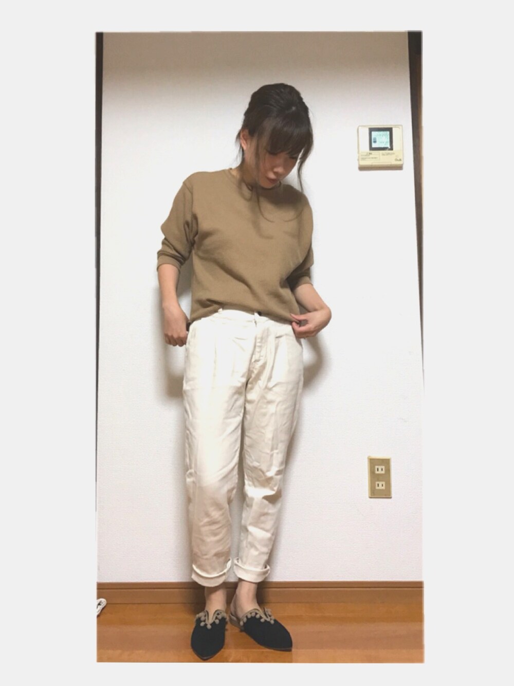 「ママコーデ、秋服、UNIQLO、ワッフルカットソー、プチプラコーデ、パンツスタイル、バブーシュ」｜「UNIQLOのアイテム（Tシャツ/カットソー、ブラウン系）」を使った、もっさんさん（レディース・152cm）の秋コーディネートの1枚目の写真