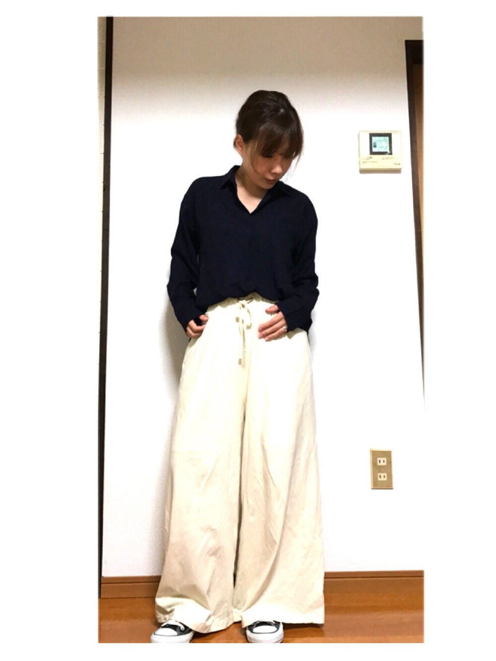 「ママコーデ、低身長コーデ、UNIQLO、マカフィー、ワイドパンツ、カジュアルコーデ、コンバース オールスター、スニーカー」｜「UNIQLOのアイテム（シャツ/ブラウス、ブルー系）」を使った、もっさんさん（レディース・152cm）の秋コーディネートの1枚目の写真