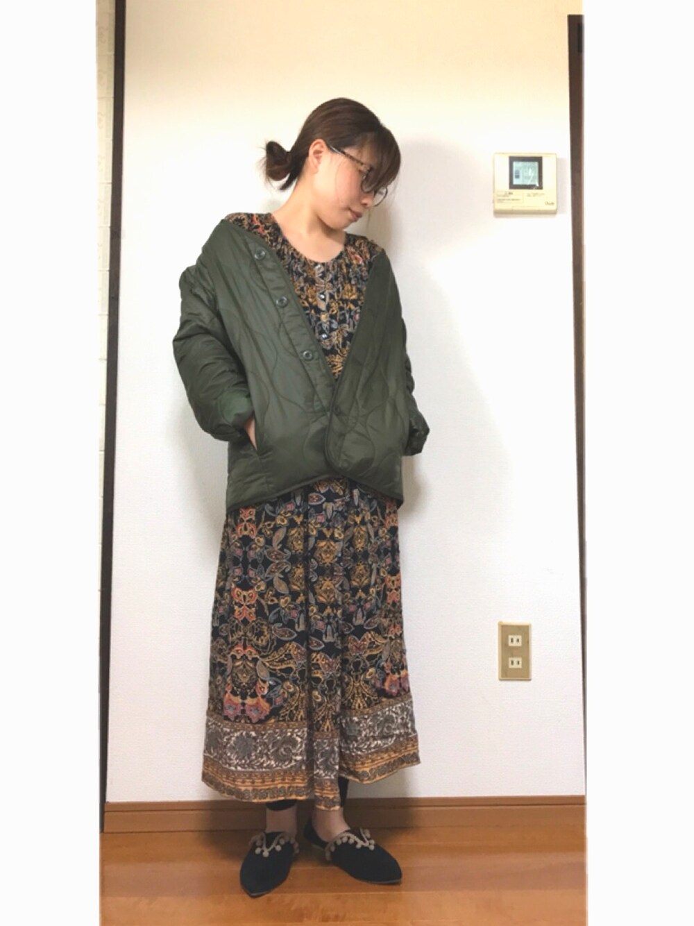 「大人カジュアル、UNIQLO、インナーダウン、ワンピース、ママコーデ、低身長、Ungrid、ダテメガネ」｜「UNIQLOのアイテム（ミリタリージャケット、グリーン系）」を使った、もっさんさん（レディース・152cm）の秋コーディネートの1枚目の写真