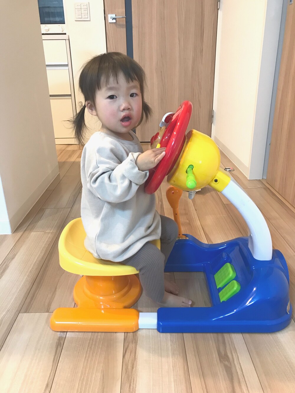 「キッズコーデ、こどもコーデ、ベージュコーデ、ブラウンコーデ、姉妹コーデ」｜「韓国子供服のアイテム（Tシャツ/カットソー、ベージュ系）」を使った、もっさんさん（レディース・152cm）の春コーディネートの1枚目の写真