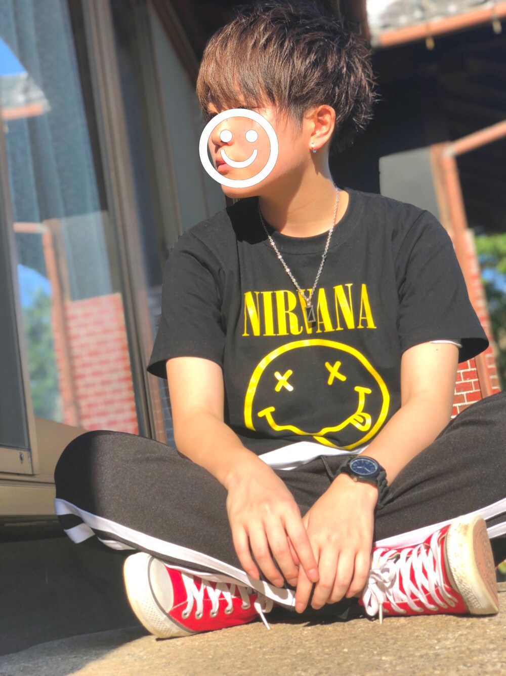 ブラック系のその他パンツ、ブラック系のTシャツ/カットソー、ホワイト系のタンクトップを着用したメンズの夏コーディネートの1枚目の写真