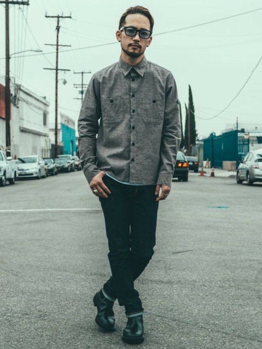 「デニム、サングラス、シャンブレーシャツ、原宿、サイドゴアブーツ、クライミー　　、crimie 、表参道」｜「CRIMIEのCHAMBRAY SHIRT（シャツ/ブラウス、ブラウン系）」を使った、TAKE(GARDEN CREW)さん（メンズ・170cm）の秋コーディネートの1枚目の写真