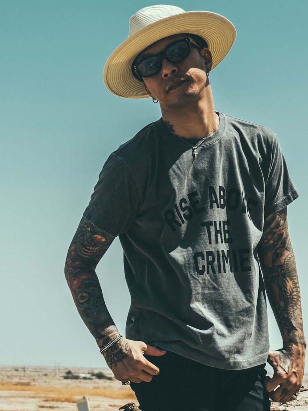 ブラック系のTシャツ/カットソー、シルバー系のバングル/リストバンド、シルバー系のネックレスを着用したメンズの春コーディネートの1枚目の写真