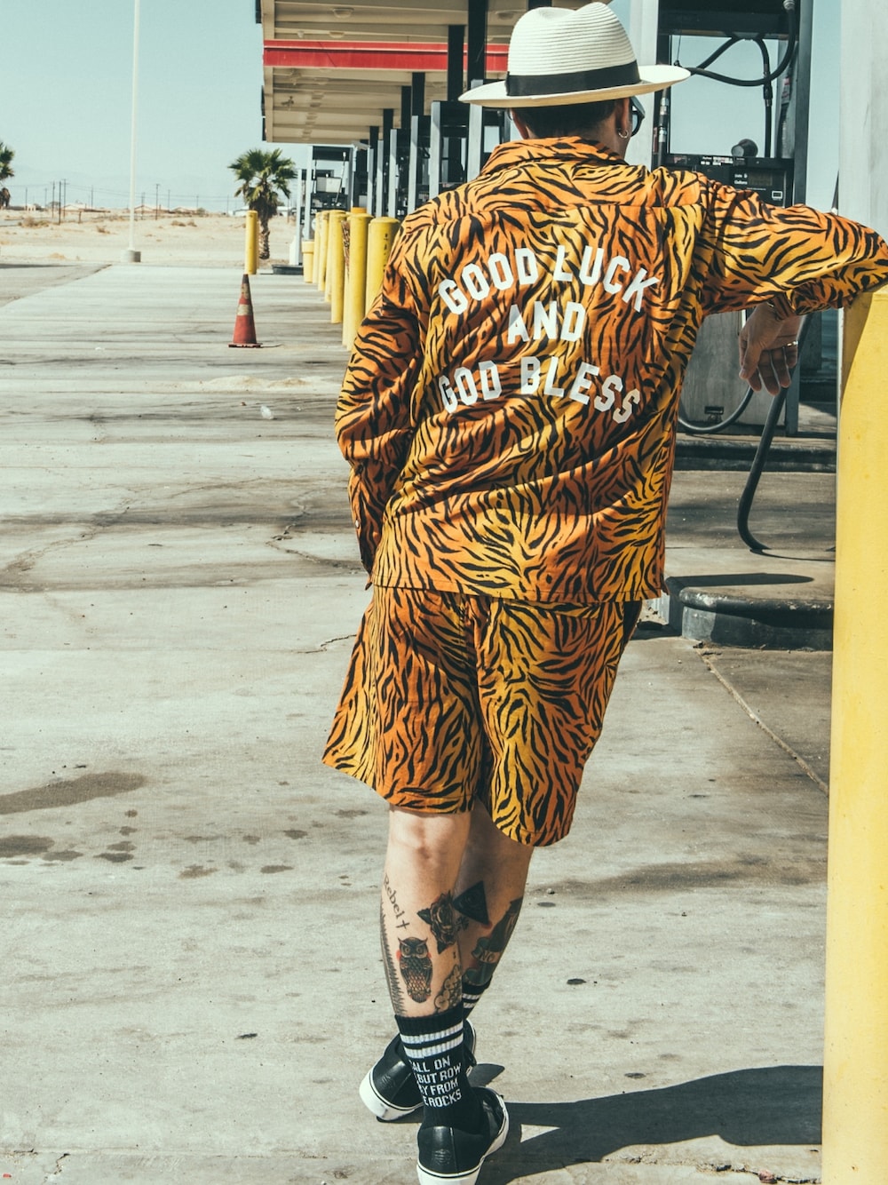 イエロー系のシャツ/ブラウス、イエロー系のその他パンツ、ブラック系のソックス/靴下を着用したメンズの春コーディネートの1枚目の写真