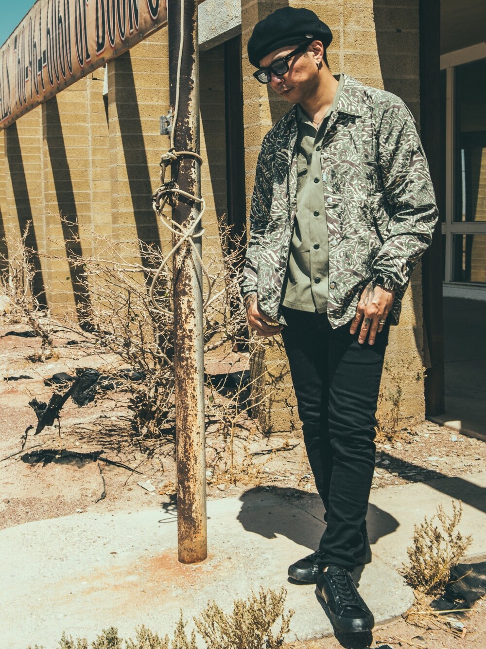 「crimie 、コーチジャケット、カモガラ、カモ柄、ベレー帽、サングラス、ブラックデニム」｜「CRIMIEのBORN FREE BLACK STRETCH DENIM JEANS（デニムパンツ、ブラック系）」を使った、TAKE(GARDEN CREW)さん（メンズ・170cm）の夏コーディネートの1枚目の写真