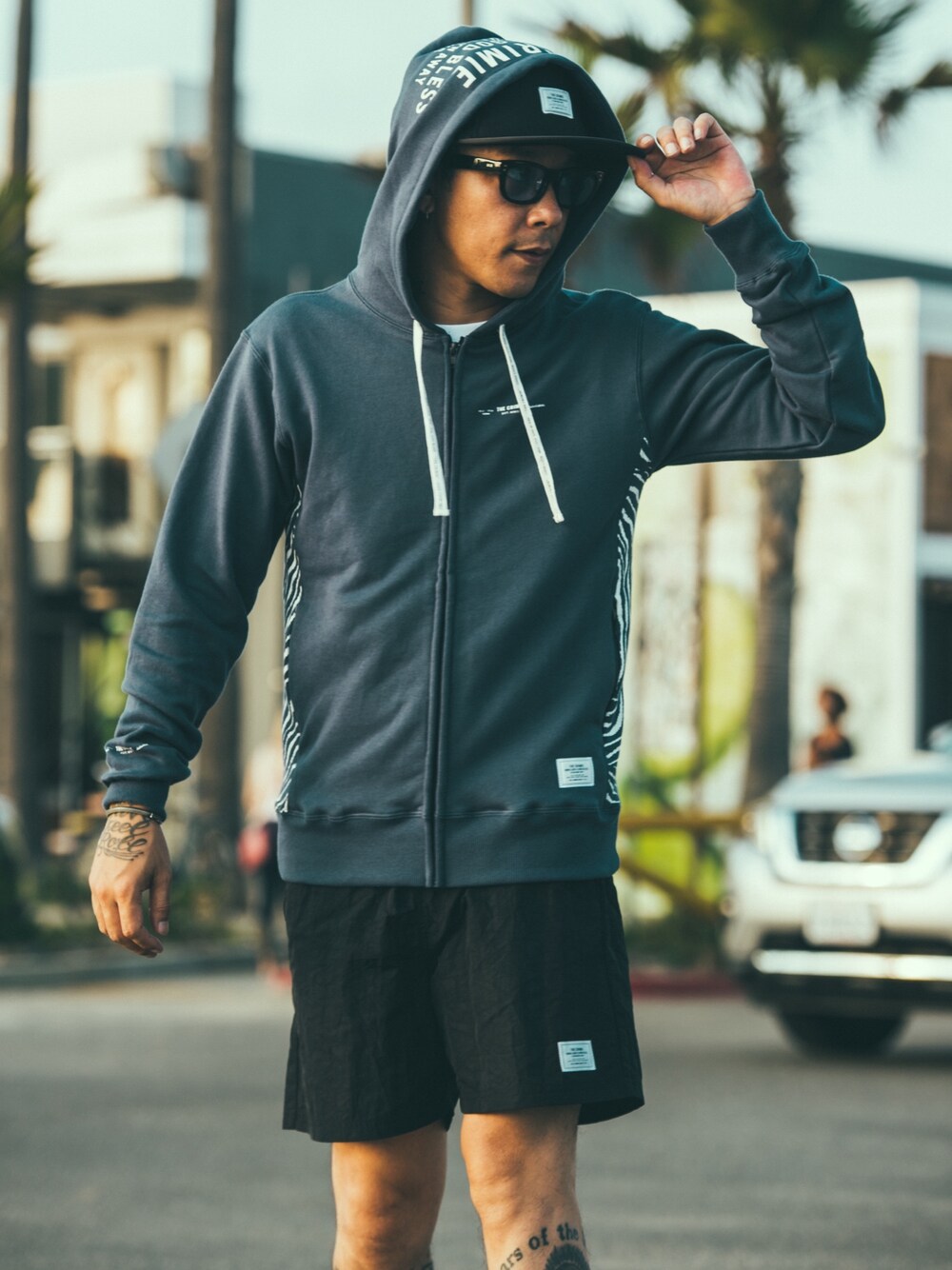 「パーカー、タイガー、ショートパンツ、ショーツ、カジュアル、春コーデ、秋コーデ」｜「CRIMIEのTIGER SWEAT ZIP PARKA（パーカー、ブルー系）」を使った、TAKE(GARDEN CREW)さん（メンズ・170cm）の秋コーディネートの1枚目の写真