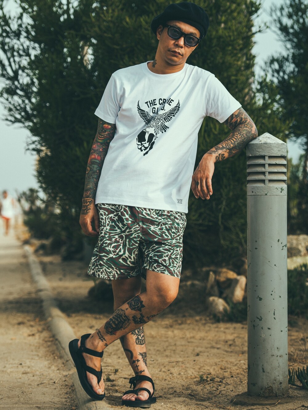 「Tシャツ、グラフィックＴ、スイムショーツ、夏コーデ、カジュアル、アメカジ」｜「CRIMIEのBAT CAMO TOWN & SWIM SHORTS（その他パンツ、ホワイト系）」を使った、TAKE(GARDEN CREW)さん（メンズ・170cm）の秋コーディネートの1枚目の写真