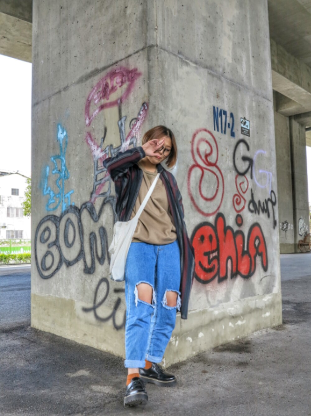 「大學T、破褲、古着」｜「planetのアイテム（ピーコート、ブラウン系）」を使った、施馨惠さん（レディース・164cm）の春コーディネートの1枚目の写真