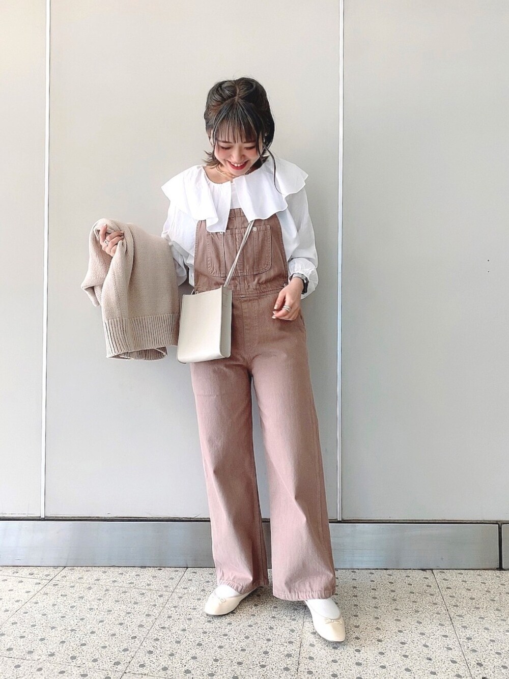 「シンプルコーデ、春カラー、お花見、デニムパンツ、サロペット、フリルブラウス、ブラウス、ブラウス×デニム、バレエシューズ、フェミニン」｜「LOWRYS FARMのフリルカラーブラウスＬＳ　935267（シャツ/ブラウス、ホワイト系）」を使った、なさん（レディース・157cm）の春コーディネートの1枚目の写真