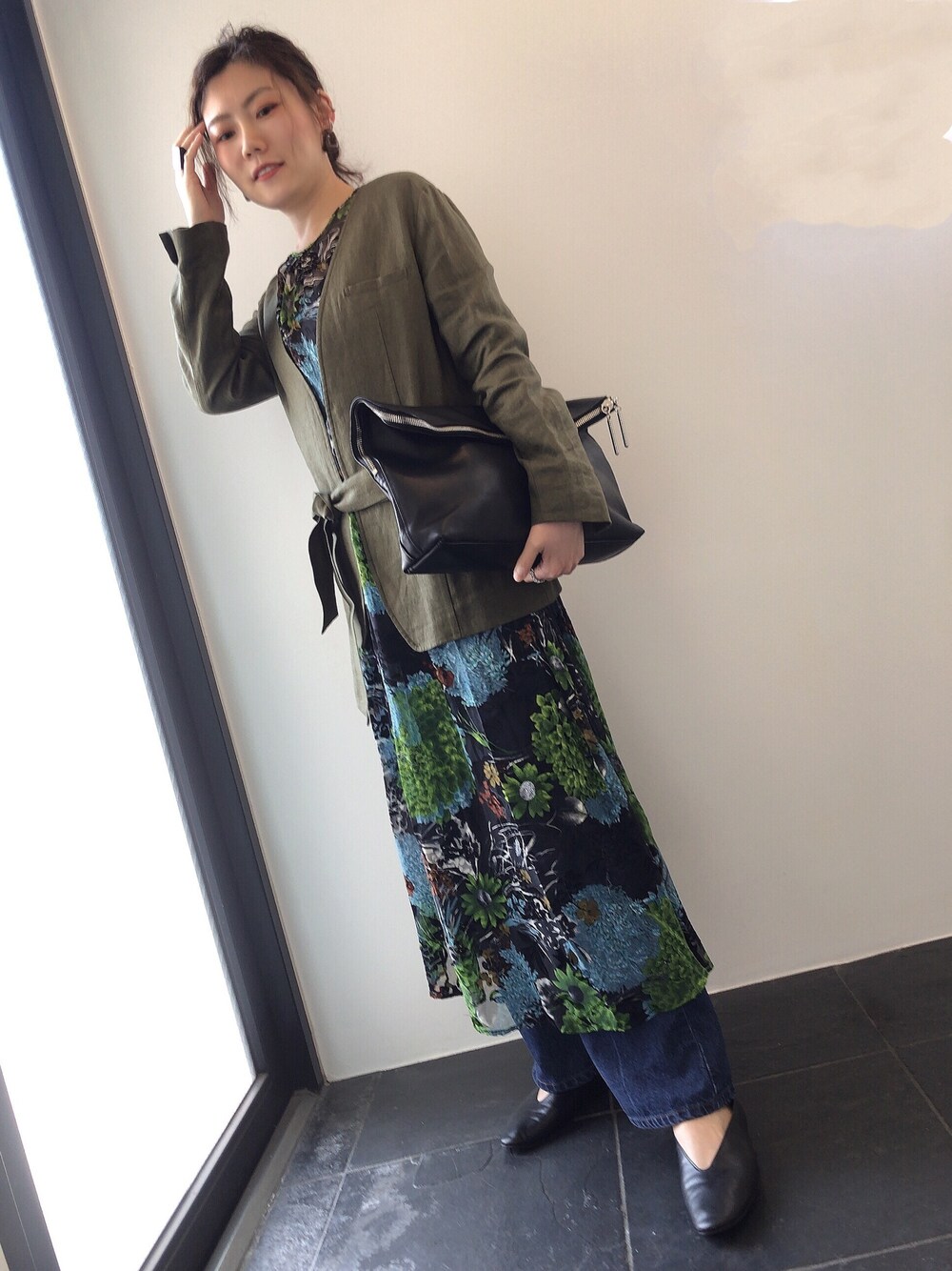 「ジャケット、ノーカラージャケット、花柄ワンピース、デニムパンツ、クラッチバッグ、春コーデ、カジュアルコーデ、オトナ女子、アラフォー、仕事着」｜「plageのアイテム（ノーカラージャケット、グリーン系）」を使った、emihcさん（レディース・165cm）の春コーディネートの1枚目の写真