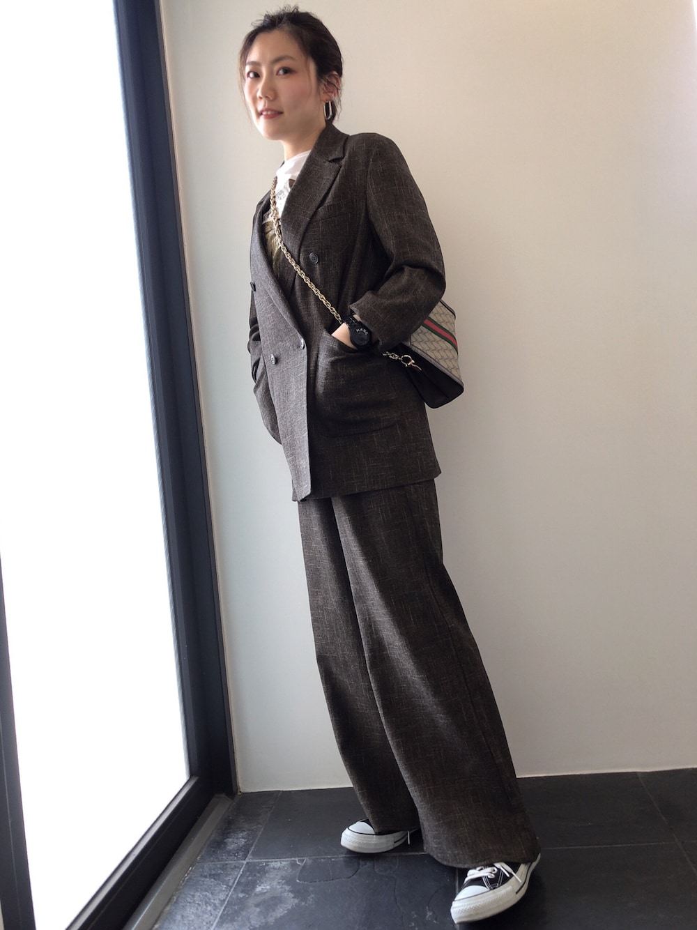 ブラウン系のテーラードジャケット、ブラウン系のその他パンツ、ホワイト系のTシャツ/カットソーを着用したレディースの春コーディネートの1枚目の写真