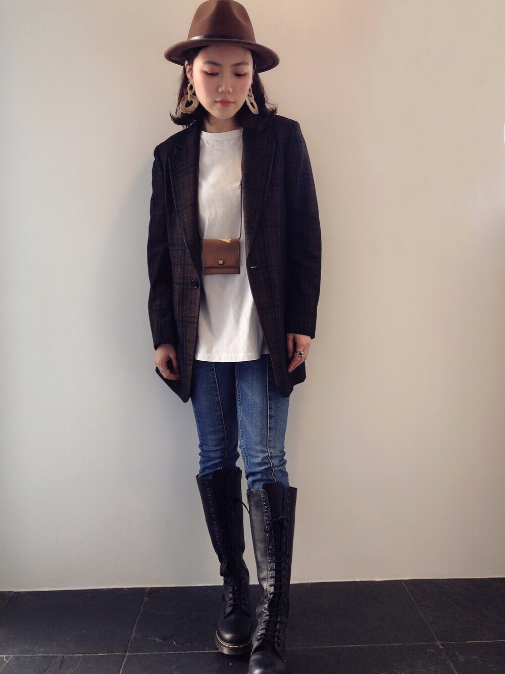 「Dr.Martens、春コーデ、シンプルコーデ、休日スタイル、Tシャツ、パンツスタイル、大人コーデ、大人カジュアル、アラフォー、ootd」｜「BEAUTY&YOUTH UNITED ARROWSのBY コットンサイドスリットビッグTシャツ ◆（Tシャツ/カットソー、ホワイト系）」を使った、emihcさん（レディース・165cm）の春コーディネートの1枚目の写真