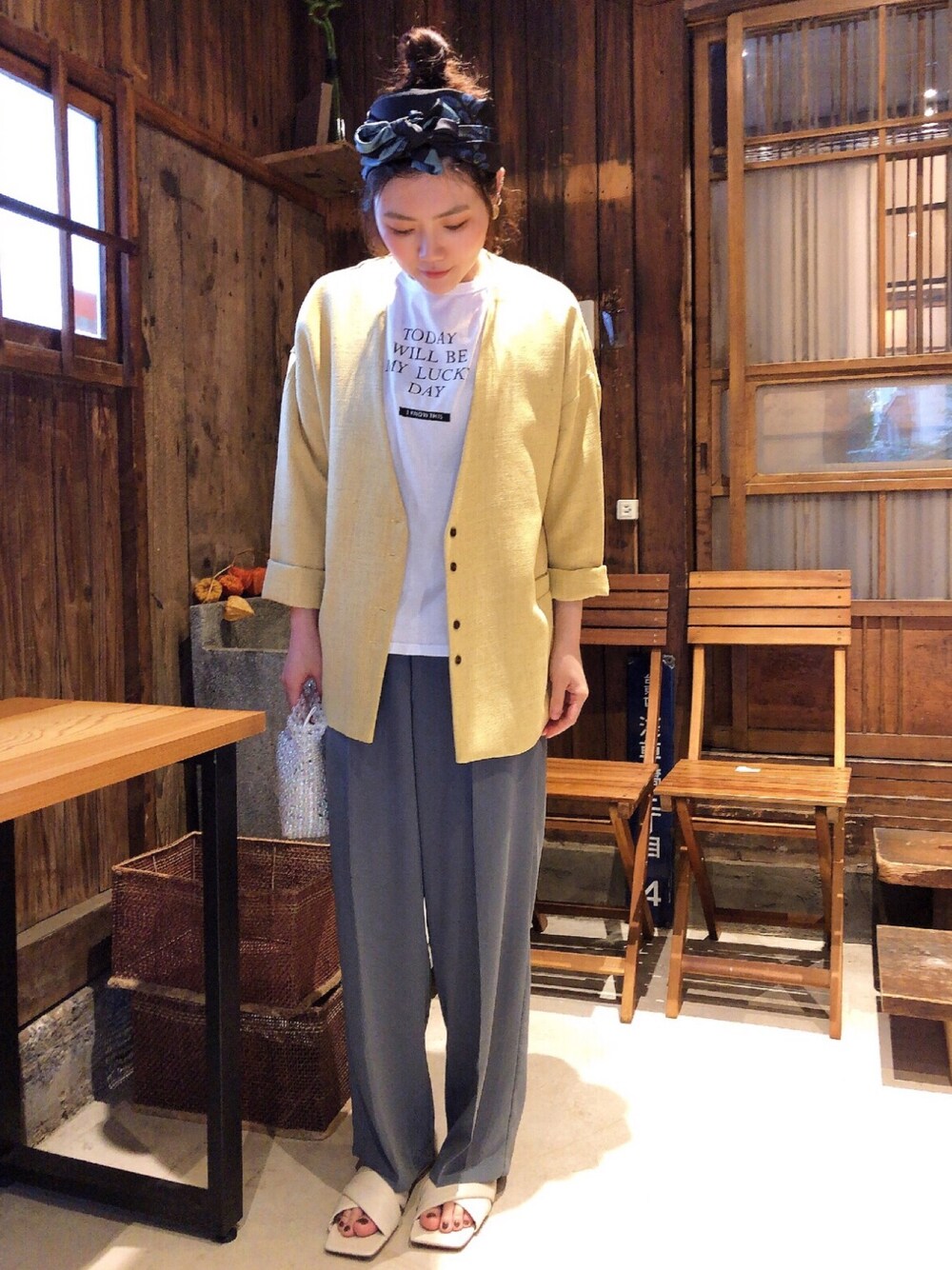 イエロー系のノーカラージャケット、グリーン系のその他パンツ、ホワイト系のサンダルを着用したレディースの春コーディネートの1枚目の写真
