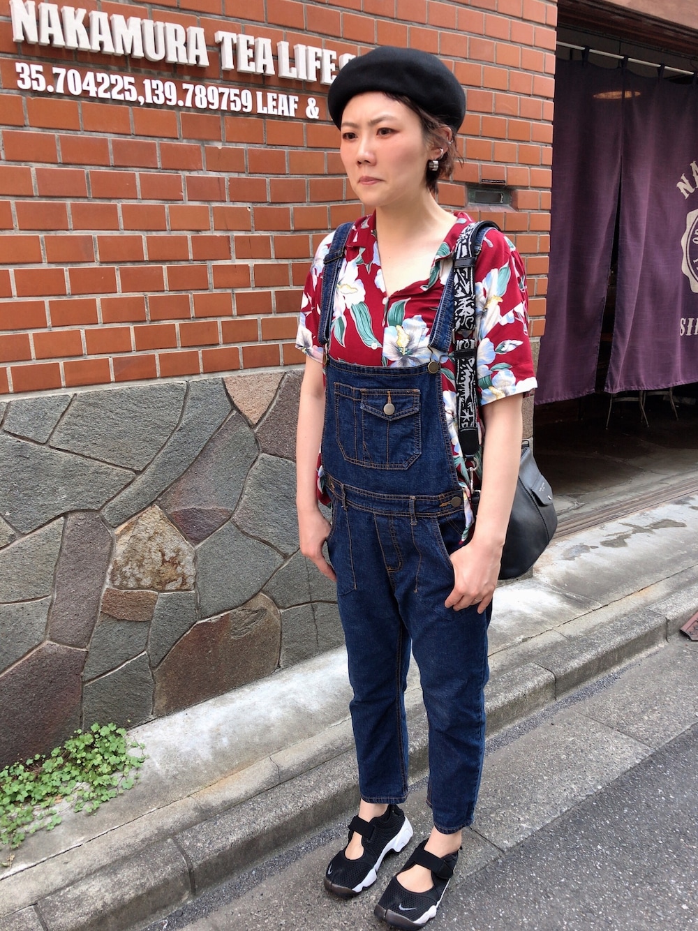 「オーバーオール、休日スタイル、大人カジュアル、アロハシャツ、ゆるコーデ、デニム、夏コーデ、サロペット、スニーカー、ootd」｜「mysticのアイテム（サロペット/オーバーオール、ブルー系）」を使った、emihcさん（レディース・165cm）の夏コーディネートの1枚目の写真